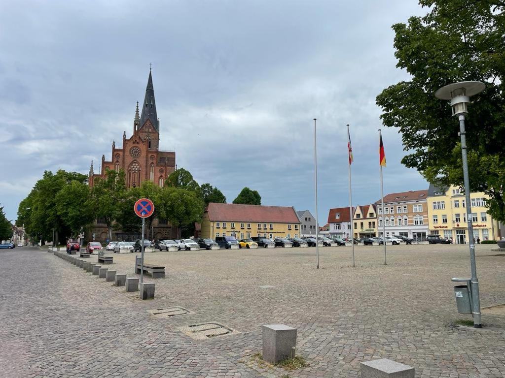 Modern Eingerichtet-Stadtnah-Ferienwohnung Mit Geschirrspueler Und Waschmaschine Friedland  Extérieur photo